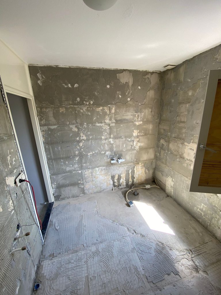 Badkamer in Heino volledig gesloopt en voorbereid voor een complete badkamerrenovatie.