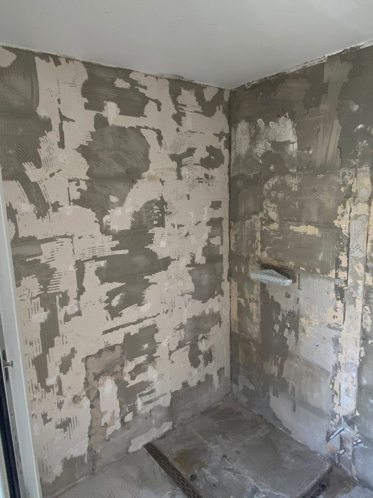 Badkamer in Heino volledig gesloopt en voorbereid voor een complete badkamerrenovatie.